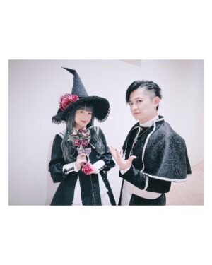 Yoshino Nanjo Instagram - 【ハロウィンナイト2023 仮装カーニバル】
DMMかりゆし水族館
2023/10/21
⁡
・・・
⁡
あたくしは魔女を〜
下野さんが最初神父さんでって連絡もらってたので、白黒の衣装で合わせて前田さんが用意してくれました！
⁡
普段かぶる機会ないけど魔女帽はときめくよね！
いろんな魔女帽をかぶりたいのでFCかなんかでもハロウィンはイベントなり撮影なりしたら良いと思いました笑
⁡
造花も用意してくれてたので、マイクにくくったり、指輪につけたりしたら可愛いかも〜と提案して、アレンジしてくれました〜！
⁡
フルウィッグも久々に用意してみました。
よくこれでフルライブしてたなぁ！！！
あつ！おも！
⁡
メイクも、澤西さんがキラキラつけてくれたりして、可愛く仕上げてくれました🧙‍♀️✨
⁡
満足〜🪄
⁡
・・・
⁡
衣装 前田千佳子さん
ヘアメイク @yumikasawanishi
