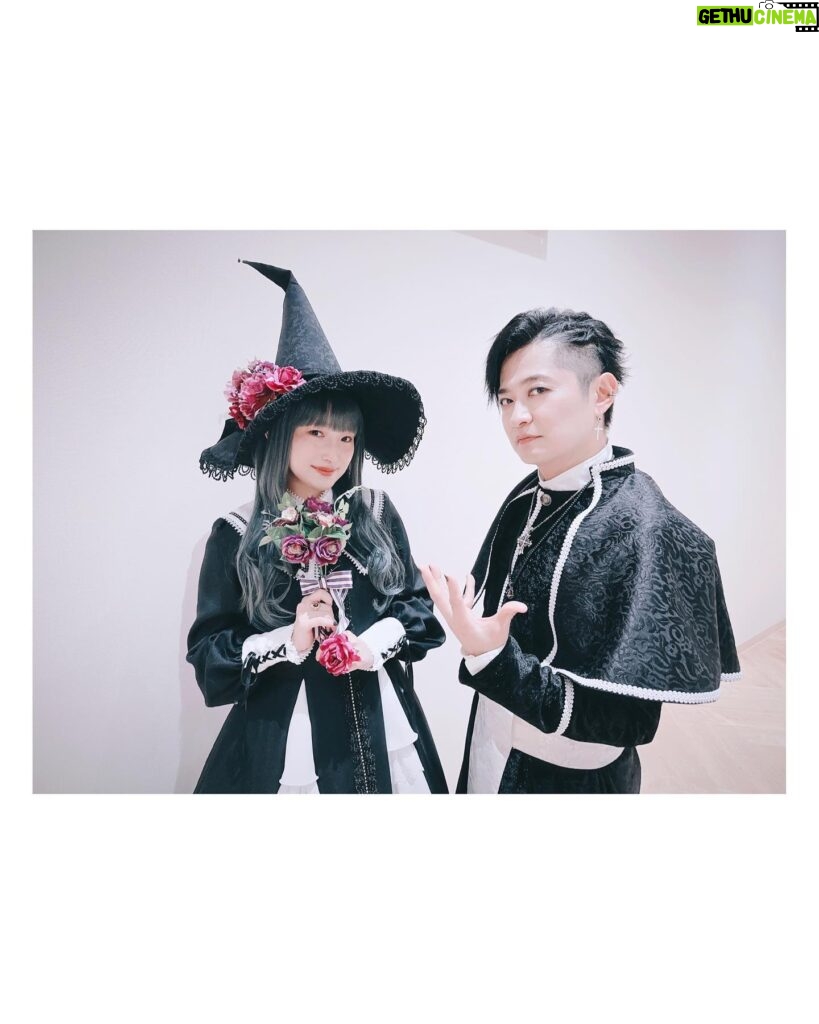 Yoshino Nanjo Instagram - 【ハロウィンナイト2023 仮装カーニバル】 DMMかりゆし水族館 2023/10/21 ⁡ ・・・ ⁡ あたくしは魔女を〜 下野さんが最初神父さんでって連絡もらってたので、白黒の衣装で合わせて前田さんが用意してくれました！ ⁡ 普段かぶる機会ないけど魔女帽はときめくよね！ いろんな魔女帽をかぶりたいのでFCかなんかでもハロウィンはイベントなり撮影なりしたら良いと思いました笑 ⁡ 造花も用意してくれてたので、マイクにくくったり、指輪につけたりしたら可愛いかも〜と提案して、アレンジしてくれました〜！ ⁡ フルウィッグも久々に用意してみました。 よくこれでフルライブしてたなぁ！！！ あつ！おも！ ⁡ メイクも、澤西さんがキラキラつけてくれたりして、可愛く仕上げてくれました🧙‍♀️✨ ⁡ 満足〜🪄 ⁡ ・・・ ⁡ 衣装 前田千佳子さん ヘアメイク @yumikasawanishi