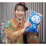 Yoshino Nanjo Instagram – 【ANIMAX MUSIX 2023】その3
横浜アリーナ
2023/11/18
⁡
・・・
⁡
今回は祭りがテーマということで、楽屋周りにたくさんアクティビティが用意されてました！
⁡
わたしは的屋とヨーヨー釣りをしましたよ！
⁡
ゲーム好きとしてはちゃんとエイム合わせなければ‥としっかり一等（たぶん一等）当ててきました！
⁡
あの駄菓子屋さんとかでよく見る、フルーツの絵が描いてある風船ガムに当てるとこのヨコアリくんぬいぐるみがもらえるっちゅールールでした！
⁡
まあでも普段はエイムいらないキャラしかやらんので、これを機にエイムキャラもやっていきたいです！うそです！むり！
⁡
⁡
ヨーヨー釣りは、2回やらせてくれました！笑
とれて良かったです！
⁡
欲しい色より、とりやすそうなもの狙っていくあたり、変なとこで負けず嫌いだなと我ながら思いました！
⁡
⁡
そして準備中のお写真も‥。
今回の写真たちは、NBC上田さんが撮ってくれましたよ〜！オフショット良き〜！
⁡
⁡
・・・
⁡
ヘアメイク 北川恵さん（クララシステム）
衣装 前田千佳子さん