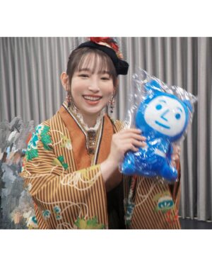 Yoshino Nanjo Instagram - 【ANIMAX MUSIX 2023】その3
横浜アリーナ
2023/11/18
⁡
・・・
⁡
今回は祭りがテーマということで、楽屋周りにたくさんアクティビティが用意されてました！
⁡
わたしは的屋とヨーヨー釣りをしましたよ！
⁡
ゲーム好きとしてはちゃんとエイム合わせなければ‥としっかり一等（たぶん一等）当ててきました！
⁡
あの駄菓子屋さんとかでよく見る、フルーツの絵が描いてある風船ガムに当てるとこのヨコアリくんぬいぐるみがもらえるっちゅールールでした！
⁡
まあでも普段はエイムいらないキャラしかやらんので、これを機にエイムキャラもやっていきたいです！うそです！むり！
⁡
⁡
ヨーヨー釣りは、2回やらせてくれました！笑
とれて良かったです！
⁡
欲しい色より、とりやすそうなもの狙っていくあたり、変なとこで負けず嫌いだなと我ながら思いました！
⁡
⁡
そして準備中のお写真も‥。
今回の写真たちは、NBC上田さんが撮ってくれましたよ〜！オフショット良き〜！
⁡
⁡
・・・
⁡
ヘアメイク 北川恵さん（クララシステム）
衣装 前田千佳子さん