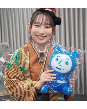 Yoshino Nanjo Instagram - 【ANIMAX MUSIX 2023】その3
横浜アリーナ
2023/11/18
⁡
・・・
⁡
今回は祭りがテーマということで、楽屋周りにたくさんアクティビティが用意されてました！
⁡
わたしは的屋とヨーヨー釣りをしましたよ！
⁡
ゲーム好きとしてはちゃんとエイム合わせなければ‥としっかり一等（たぶん一等）当ててきました！
⁡
あの駄菓子屋さんとかでよく見る、フルーツの絵が描いてある風船ガムに当てるとこのヨコアリくんぬいぐるみがもらえるっちゅールールでした！
⁡
まあでも普段はエイムいらないキャラしかやらんので、これを機にエイムキャラもやっていきたいです！うそです！むり！
⁡
⁡
ヨーヨー釣りは、2回やらせてくれました！笑
とれて良かったです！
⁡
欲しい色より、とりやすそうなもの狙っていくあたり、変なとこで負けず嫌いだなと我ながら思いました！
⁡
⁡
そして準備中のお写真も‥。
今回の写真たちは、NBC上田さんが撮ってくれましたよ〜！オフショット良き〜！
⁡
⁡
・・・
⁡
ヘアメイク 北川恵さん（クララシステム）
衣装 前田千佳子さん