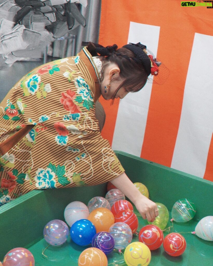 Yoshino Nanjo Instagram - 【ANIMAX MUSIX 2023】その3 横浜アリーナ 2023/11/18 ⁡ ・・・ ⁡ 今回は祭りがテーマということで、楽屋周りにたくさんアクティビティが用意されてました！ ⁡ わたしは的屋とヨーヨー釣りをしましたよ！ ⁡ ゲーム好きとしてはちゃんとエイム合わせなければ‥としっかり一等（たぶん一等）当ててきました！ ⁡ あの駄菓子屋さんとかでよく見る、フルーツの絵が描いてある風船ガムに当てるとこのヨコアリくんぬいぐるみがもらえるっちゅールールでした！ ⁡ まあでも普段はエイムいらないキャラしかやらんので、これを機にエイムキャラもやっていきたいです！うそです！むり！ ⁡ ⁡ ヨーヨー釣りは、2回やらせてくれました！笑 とれて良かったです！ ⁡ 欲しい色より、とりやすそうなもの狙っていくあたり、変なとこで負けず嫌いだなと我ながら思いました！ ⁡ ⁡ そして準備中のお写真も‥。 今回の写真たちは、NBC上田さんが撮ってくれましたよ〜！オフショット良き〜！ ⁡ ⁡ ・・・ ⁡ ヘアメイク 北川恵さん（クララシステム） 衣装 前田千佳子さん