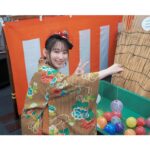 Yoshino Nanjo Instagram – 【ANIMAX MUSIX 2023】その3
横浜アリーナ
2023/11/18
⁡
・・・
⁡
今回は祭りがテーマということで、楽屋周りにたくさんアクティビティが用意されてました！
⁡
わたしは的屋とヨーヨー釣りをしましたよ！
⁡
ゲーム好きとしてはちゃんとエイム合わせなければ‥としっかり一等（たぶん一等）当ててきました！
⁡
あの駄菓子屋さんとかでよく見る、フルーツの絵が描いてある風船ガムに当てるとこのヨコアリくんぬいぐるみがもらえるっちゅールールでした！
⁡
まあでも普段はエイムいらないキャラしかやらんので、これを機にエイムキャラもやっていきたいです！うそです！むり！
⁡
⁡
ヨーヨー釣りは、2回やらせてくれました！笑
とれて良かったです！
⁡
欲しい色より、とりやすそうなもの狙っていくあたり、変なとこで負けず嫌いだなと我ながら思いました！
⁡
⁡
そして準備中のお写真も‥。
今回の写真たちは、NBC上田さんが撮ってくれましたよ〜！オフショット良き〜！
⁡
⁡
・・・
⁡
ヘアメイク 北川恵さん（クララシステム）
衣装 前田千佳子さん