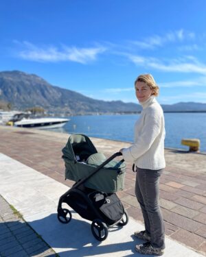 Youlika Skafida Instagram - Κάναμε την πρώτη μας εκδρομή και περάσαμε υπέροχα!
Οι μετακινήσεις μας ήταν παιχνιδάκι χάρις στο καρότσι μας το Dragonfly Bugaboo (link in bio)
Είναι πολύ ελαφρύ(8kg) 
Κλείνει πανεύκολα! Με μια κίνηση με το ένα χέρι!
Κλείνει με το πορτ μπεμπέ (για μας που είμαστε μικροί ακόμα) και πιάνει λίγο χώρο στο πορτμπαγκάζ!
Είναι ελαφρύ αλλά έχει εξελιγμένες αναρτήσεις και στους 4 τροχούς και κάτι πολύ σημαντικό:
Ευρύχωρο καλάθι με πρόσβαση και από τις 2 μεριές(για τα πράγματα της μαμάς 😉)

#bugaboodragonfly
#lapinhouse 
#babyessentials 
#lapinbebe