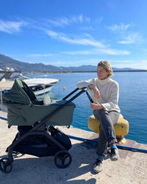 Youlika Skafida Instagram - Κάναμε την πρώτη μας εκδρομή και περάσαμε υπέροχα!
Οι μετακινήσεις μας ήταν παιχνιδάκι χάρις στο καρότσι μας το Dragonfly Bugaboo (link in bio)
Είναι πολύ ελαφρύ(8kg) 
Κλείνει πανεύκολα! Με μια κίνηση με το ένα χέρι!
Κλείνει με το πορτ μπεμπέ (για μας που είμαστε μικροί ακόμα) και πιάνει λίγο χώρο στο πορτμπαγκάζ!
Είναι ελαφρύ αλλά έχει εξελιγμένες αναρτήσεις και στους 4 τροχούς και κάτι πολύ σημαντικό:
Ευρύχωρο καλάθι με πρόσβαση και από τις 2 μεριές(για τα πράγματα της μαμάς 😉)

#bugaboodragonfly
#lapinhouse 
#babyessentials 
#lapinbebe