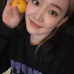 Younha Instagram – 귤의 계절입니다🍊
비오는 월요일 오전입니다
와.. 출근을 어떻게 하나