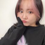 Younha Instagram - 회사에서 사진을 달랄때만 찍었더니 갑자기 필요 할 땐 사진이 없고,, 메이크업을 하면 꼭 찍어두자고 다짐을 다짐을 하는데 일단 작심2일째 입니다. 🤳🔥🔥 참 제가 뭐라고 포카를 모아주시고 감사합니다. 열심히 해 볼게요 헣