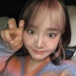 Younha Instagram - 아이돌✨과 작업자와🎹 청소부와🧹 강쥐집사와🐶 껨고인물과💻 농부와👩‍🌾 근육몬의💪🏻 삶을 병행하며 잘 살고 있습니다. 엇! 그 중 유니콘🦄이라는 것도 되었는데 그것은 자라나는 케이팝 꿈나무 친구들의 모습을 가장 가까이서 보고 잔소리 하는 이모새의 역할입니다만; 🪐✨유니버스 티켓에서, 돌아오는 토요일(18일) 만나보실 수 있습니다. 실은 제 코👃가 석자입니다만 아이들이 예쁘고 열심히 하니 잘 봐주세요. 📺 5번이나 6번에서 나오는 에쓰비에쓰입니다!📡