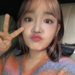 Younha Instagram - 아이돌✨과 작업자와🎹 청소부와🧹 강쥐집사와🐶 껨고인물과💻 농부와👩‍🌾 근육몬의💪🏻 삶을 병행하며 잘 살고 있습니다. 엇! 그 중 유니콘🦄이라는 것도 되었는데 그것은 자라나는 케이팝 꿈나무 친구들의 모습을 가장 가까이서 보고 잔소리 하는 이모새의 역할입니다만; 🪐✨유니버스 티켓에서, 돌아오는 토요일(18일) 만나보실 수 있습니다. 실은 제 코👃가 석자입니다만 아이들이 예쁘고 열심히 하니 잘 봐주세요. 📺 5번이나 6번에서 나오는 에쓰비에쓰입니다!📡
