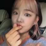 Younha Instagram - 아이돌✨과 작업자와🎹 청소부와🧹 강쥐집사와🐶 껨고인물과💻 농부와👩‍🌾 근육몬의💪🏻 삶을 병행하며 잘 살고 있습니다. 엇! 그 중 유니콘🦄이라는 것도 되었는데 그것은 자라나는 케이팝 꿈나무 친구들의 모습을 가장 가까이서 보고 잔소리 하는 이모새의 역할입니다만; 🪐✨유니버스 티켓에서, 돌아오는 토요일(18일) 만나보실 수 있습니다. 실은 제 코👃가 석자입니다만 아이들이 예쁘고 열심히 하니 잘 봐주세요. 📺 5번이나 6번에서 나오는 에쓰비에쓰입니다!📡
