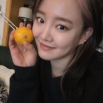 Younha Instagram – 귤의 계절입니다🍊
비오는 월요일 오전입니다
와.. 출근을 어떻게 하나