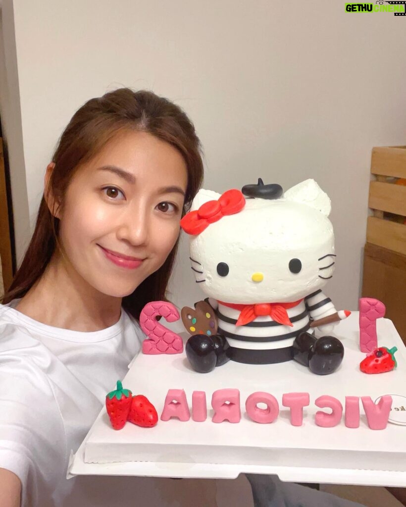 Yoyo Chen Instagram - 眨吓眼寶貝又大一歲了 特意送給寶貝的小驚喜🎈♥️ 蛋糕和汽球也太可愛了吧 Happy birthday my Love 🎂🎂🍓🍓 🎂 @cakecohk 🎈 @babyballoon #happybirthday #hellokitty #好可愛的蛋糕和汽球