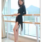 Yoyo Chen Instagram - 第十二集 明芯：破例就是不必負責 誠鈞：用情之深才是破例 這一集大家會看見煥然一新的張明芯 此刻的明芯只想放假， 希望揼低晒所有身份和包袱…. 好好享受單身和那份自由自在….. 同時… 亦抵擋不了誠鈞的厚愛…. ✏️我想放縱，咩係放縱？新奇、刺激、好玩….. #婚後事 #林肯x黃秉怡 #張明芯 #Emma #第十二集