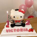 Yoyo Chen Instagram – 眨吓眼寶貝又大一歲了
特意送給寶貝的小驚喜🎈♥️
蛋糕和汽球也太可愛了吧
Happy birthday my Love 🎂🎂🍓🍓

🎂 @cakecohk 
🎈 @babyballoon 

#happybirthday 
#hellokitty 
#好可愛的蛋糕和汽球
