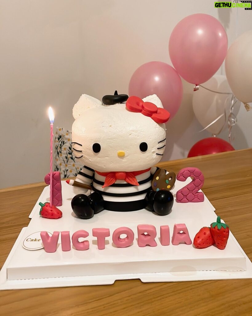 Yoyo Chen Instagram - 眨吓眼寶貝又大一歲了 特意送給寶貝的小驚喜🎈♥️ 蛋糕和汽球也太可愛了吧 Happy birthday my Love 🎂🎂🍓🍓 🎂 @cakecohk 🎈 @babyballoon #happybirthday #hellokitty #好可愛的蛋糕和汽球