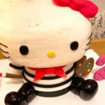 Yoyo Chen Instagram - 眨吓眼寶貝又大一歲了 特意送給寶貝的小驚喜🎈♥️ 蛋糕和汽球也太可愛了吧 Happy birthday my Love 🎂🎂🍓🍓 🎂 @cakecohk 🎈 @babyballoon #happybirthday #hellokitty #好可愛的蛋糕和汽球