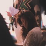 Yoyo Chen Instagram - 第二集 明芯：打離婚官司，如使七傷拳 老公的軟弱 老公的背叛 老爺的咄咄逼人、得寸進尺 和即將失去女兒的恐懼 把明芯一步一步推向懸崖邊 無助、心力交瘁 ，瘋狂迷失 即使強硬，都是硬撐……..🥹🥲 這一集 亦是我最多情緒戲的一集 失望、矛盾、感動、恐懼、憤怒、焦慮、悲傷、絕望、 迷失……. 盡力演繹明芯的痛 亦希望大家感受到明芯的痛！💔💔 ✏️我冇怪你好耐啦，做咗人哋阿媽， 先至知道做阿媽真係好難。 ✏️你唔會想像到，我可以承受幾多痛苦， 打離婚官司，係要傷咗自己，先會傷到對手。 ✏️就係因為深愛過，就算只係你口中嘅少少感覺，我都要揦到呢段愛情，體無完膚，死亡全屍。 #婚後事 #林肯x黃秉怡 #張明芯 #Emma #第二集 #打離婚官司如使七傷拳 #明芯視點 #拍到抑鬱 #雖然很痛但很喜歡 #我演繹過最難演的劇本和角色