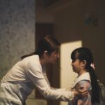 Yoyo Chen Instagram - 第二集 明芯：打離婚官司，如使七傷拳 老公的軟弱 老公的背叛 老爺的咄咄逼人、得寸進尺 和即將失去女兒的恐懼 把明芯一步一步推向懸崖邊 無助、心力交瘁 ，瘋狂迷失 即使強硬，都是硬撐……..🥹🥲 這一集 亦是我最多情緒戲的一集 失望、矛盾、感動、恐懼、憤怒、焦慮、悲傷、絕望、 迷失……. 盡力演繹明芯的痛 亦希望大家感受到明芯的痛！💔💔 ✏️我冇怪你好耐啦，做咗人哋阿媽， 先至知道做阿媽真係好難。 ✏️你唔會想像到，我可以承受幾多痛苦， 打離婚官司，係要傷咗自己，先會傷到對手。 ✏️就係因為深愛過，就算只係你口中嘅少少感覺，我都要揦到呢段愛情，體無完膚，死亡全屍。 #婚後事 #林肯x黃秉怡 #張明芯 #Emma #第二集 #打離婚官司如使七傷拳 #明芯視點 #拍到抑鬱 #雖然很痛但很喜歡 #我演繹過最難演的劇本和角色