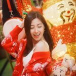 Yoyo Chen Instagram - 看，我被財神捉住了🤭♥️ 今天我和財神有個約會 情人節迎財神 ㊗️大家有錢又有愛💰♥️ #大年初五 #迎財神 #情人節快樂