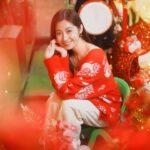 Yoyo Chen Instagram - 看，我被財神捉住了🤭♥️ 今天我和財神有個約會 情人節迎財神 ㊗️大家有錢又有愛💰♥️ #大年初五 #迎財神 #情人節快樂