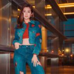 Yoyo Chen Instagram - 每個人都不容易 好好善待自己的同時 也好好善待別人♥️ # 4月你好🌹 #loveyo Outfits: @aliceandolivia_hongkong