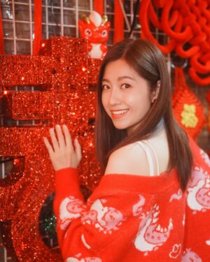 Yoyo Chen Instagram - 各位親愛的新年快樂🧧
同大家拜年啦㊗️
龍年大吉
金龍報喜
龍鳳呈祥
氣勢如龍
欣欣向龍
生意興龍
龍馬精神
行運一條龍
恭喜恭喜㊗️🐲🍊

#loveyo
#新年快樂
#大年初一