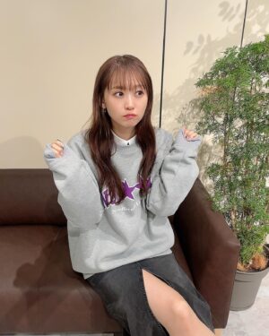 Yu Serizawa Instagram - ・

ど真ん中スリットスカート
ギリギリな可愛さ☝️💜