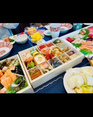 Yu Serizawa Instagram - ❄️

気まぐれクックさんの海手箱と
お雑煮食べて
ママとラナと初詣
にゃんずとたくさんゴロゴロして
女性声優とお肉食べて

楽しかった…

#お正月
