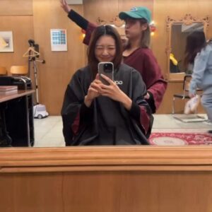 Yu-Tung Hsia Instagram - 到底誰可以這樣？
中午在髮廊碰到，剛好都來染剪~
三小時後，路上再碰到！
這什麼嚇死人的緣分 XD 
看來黏了四天三夜對我們來說不夠...。