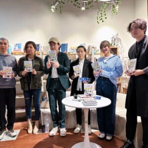 Yu-Tung Hsia Instagram - 超特別的一本書#台北字遊行 已經上架囉！❤️
由我們五位創作者，針對貼在台北巷弄街頭上的貼紙進行創作，各種不同的文體、對台北街頭抒發各款的感受，很值得大家買回家讀唷！
台北街頭很浪漫也很魔幻～
然後，今日新書座談會順利成功✨
接下來台北書展見囉❤️
謝謝#天后闆妹 超美麗的花～超浪漫好驚喜！想跟闆妹戀愛❤️‍🔥😂 @ban.mei.onnnnni 
謝謝召集人及今日主持人 #陸穎魚  @lookwingfish  @poetry_inlife 
1號城市觀察家-#夏宇童 @sha_ariel 
2號城市觀察家#簡莉穎 @liying_chien 
3號城市觀察家#李豪 @lee23hao 
4號城市觀察家#崔舜華 @gloriatsui0216 
5號城市觀察家#陳繁齊 @dyingintherain