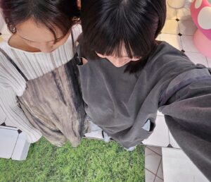 Yu-Tung Hsia Instagram - 從我17歲陪我到現在的陳瑋薇，快20年耶！昨天一起錄好朋友單元，回憶不斷湧現，覺得我們真不簡單～
因為我們兩個都有很ㄎㄧㄤ的部分，或沒道理的堅持跟偶爾捉摸不定的距離感。
這樣還能繼續當朋友，一定是真愛！不然，怎麼可能🤣🤣🤣
#陳瑋薇 
#圈內唯一快20年的朋友
P.s話說現在年輕人都這樣從上往下拍，這樣合格？