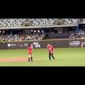 Yu-Tung Hsia Instagram - 大家在問的愛你愛到死 #97414 版，來了~
然後有收到訊息說想要看MV版😆
那....大家要不要敲起來，有敲有機會！✨
謝謝編曲製作 阿怪學長 、迦勒老師
#見怪不怪音樂
#童協letsgo