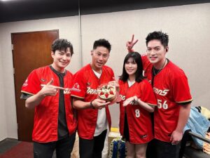 Yu-Tung Hsia Instagram - 很開心今天可以參與到球季首戰，踏上大巨蛋草皮真的好嗨！想到自己支持的球員踩著草皮揮灑汗水，心情整個熱血沸騰！
也因為自己剛開始投入看棒球時，是味全龍剛上一軍的時期，而這次受邀到味全龍的開幕賽開唱，當時真的開心到睡不著。
於是我跟我的超級好朋友討論，想把愛你愛到死這首歌，做個全新的改版，送給大家。
在這要特別謝謝編曲、製作，謝謝阿怪學長 @aguaiwu 、謝謝迦勒☺️❤️
謝謝你們給愛你愛到死一個全新且很漂亮的樣貌！我真的很喜歡！今天也看到大家回應說好聽，覺得實在是太好了。🥹
然後然後，很重要，要壓軸對刀哥說：生日快樂🎂願望成真！
我期待你說的，「暑假要出單曲，當唱跳歌手。」😌😆
#球衣上有繡上自己的名字💕開心到瘋掉
