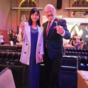 Yu-Tung Hsia Instagram - 謝謝大摩雙擘築光藝境的邀請，今天跟好朋友協志一起去玩，也碰到好久不見的朋友們還有我的威士忌課程的老師們～

自從考完EWA愛丁堡蘇格蘭威士忌的認證後，現在對於每支酒款的誕生和故事背景，都很有興趣，也對這活動非常期待。

我真的很佩服大摩，到底該多有遠見，能讓大摩有著《老酒銀行》的稱譽，過去經歷戰爭、禁酒令等當時世代的各種危機動盪，能這樣挺過、保存，到現在我們品茗各系列的每一滴每一口，都不簡單且好珍貴。

這次有機會見到大摩首席傳奇釀酒師Richard Paterson實在難得，見他不只在舞台上分享自己的家族經歷、賞析這180年的大摩，也把我們每一位看作是來他家玩的賓客、好友，超級親切！

我一直很喜歡大摩的亞歷山大三世，但這次我被大摩15年單一麥芽蘇格蘭威士忌圈粉了，這次活動設計的甜點跟15年的搭配真的太無敵。
常聽女生朋友說威士忌太烈，更聽過女生說威士忌是for男士朋友們喝的……。不要這樣劃線啦～
我自己認真覺得大摩15年女生們會愛耶！

這款放在三種不同的雪梨桶中熟成，層次分明、風格獨特，尾韻有柑橘、巧克力，最後在我嘴巴裡的是荳蔻及香草的香氣，真的香且讓人陶醉。

這次的大摩雙擘築光藝境活動，聽說反應超好場場都要滿了，只能跟大家說把握機會～去感受認識一下大摩，而且錯過這次，之後應該很難再有機會見到大摩首席傳奇釀酒師Richard Paterson！
就算親跑一次蘇格蘭，也不見得能見到😗 

#未成年請勿飲酒
#喝酒絕對不開車
#大摩雙擘築光藝境
@thedalmoretaiwan