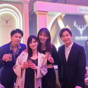 Yu-Tung Hsia Instagram - 謝謝大摩雙擘築光藝境的邀請，今天跟好朋友協志一起去玩，也碰到好久不見的朋友們還有我的威士忌課程的老師們～

自從考完EWA愛丁堡蘇格蘭威士忌的認證後，現在對於每支酒款的誕生和故事背景，都很有興趣，也對這活動非常期待。

我真的很佩服大摩，到底該多有遠見，能讓大摩有著《老酒銀行》的稱譽，過去經歷戰爭、禁酒令等當時世代的各種危機動盪，能這樣挺過、保存，到現在我們品茗各系列的每一滴每一口，都不簡單且好珍貴。

這次有機會見到大摩首席傳奇釀酒師Richard Paterson實在難得，見他不只在舞台上分享自己的家族經歷、賞析這180年的大摩，也把我們每一位看作是來他家玩的賓客、好友，超級親切！

我一直很喜歡大摩的亞歷山大三世，但這次我被大摩15年單一麥芽蘇格蘭威士忌圈粉了，這次活動設計的甜點跟15年的搭配真的太無敵。
常聽女生朋友說威士忌太烈，更聽過女生說威士忌是for男士朋友們喝的……。不要這樣劃線啦～
我自己認真覺得大摩15年女生們會愛耶！

這款放在三種不同的雪梨桶中熟成，層次分明、風格獨特，尾韻有柑橘、巧克力，最後在我嘴巴裡的是荳蔻及香草的香氣，真的香且讓人陶醉。

這次的大摩雙擘築光藝境活動，聽說反應超好場場都要滿了，只能跟大家說把握機會～去感受認識一下大摩，而且錯過這次，之後應該很難再有機會見到大摩首席傳奇釀酒師Richard Paterson！
就算親跑一次蘇格蘭，也不見得能見到😗 

#未成年請勿飲酒
#喝酒絕對不開車
#大摩雙擘築光藝境
@thedalmoretaiwan