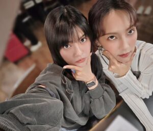 Yu-Tung Hsia Instagram - 從我17歲陪我到現在的陳瑋薇，快20年耶！昨天一起錄好朋友單元，回憶不斷湧現，覺得我們真不簡單～
因為我們兩個都有很ㄎㄧㄤ的部分，或沒道理的堅持跟偶爾捉摸不定的距離感。
這樣還能繼續當朋友，一定是真愛！不然，怎麼可能🤣🤣🤣
#陳瑋薇 
#圈內唯一快20年的朋友
P.s話說現在年輕人都這樣從上往下拍，這樣合格？