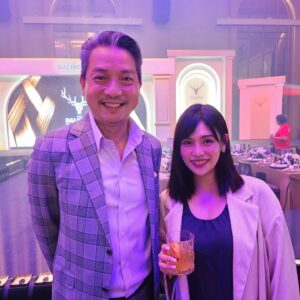 Yu-Tung Hsia Instagram - 謝謝大摩雙擘築光藝境的邀請，今天跟好朋友協志一起去玩，也碰到好久不見的朋友們還有我的威士忌課程的老師們～

自從考完EWA愛丁堡蘇格蘭威士忌的認證後，現在對於每支酒款的誕生和故事背景，都很有興趣，也對這活動非常期待。

我真的很佩服大摩，到底該多有遠見，能讓大摩有著《老酒銀行》的稱譽，過去經歷戰爭、禁酒令等當時世代的各種危機動盪，能這樣挺過、保存，到現在我們品茗各系列的每一滴每一口，都不簡單且好珍貴。

這次有機會見到大摩首席傳奇釀酒師Richard Paterson實在難得，見他不只在舞台上分享自己的家族經歷、賞析這180年的大摩，也把我們每一位看作是來他家玩的賓客、好友，超級親切！

我一直很喜歡大摩的亞歷山大三世，但這次我被大摩15年單一麥芽蘇格蘭威士忌圈粉了，這次活動設計的甜點跟15年的搭配真的太無敵。
常聽女生朋友說威士忌太烈，更聽過女生說威士忌是for男士朋友們喝的……。不要這樣劃線啦～
我自己認真覺得大摩15年女生們會愛耶！

這款放在三種不同的雪梨桶中熟成，層次分明、風格獨特，尾韻有柑橘、巧克力，最後在我嘴巴裡的是荳蔻及香草的香氣，真的香且讓人陶醉。

這次的大摩雙擘築光藝境活動，聽說反應超好場場都要滿了，只能跟大家說把握機會～去感受認識一下大摩，而且錯過這次，之後應該很難再有機會見到大摩首席傳奇釀酒師Richard Paterson！
就算親跑一次蘇格蘭，也不見得能見到😗 

#未成年請勿飲酒
#喝酒絕對不開車
#大摩雙擘築光藝境
@thedalmoretaiwan