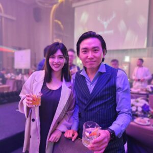Yu-Tung Hsia Instagram - 謝謝大摩雙擘築光藝境的邀請，今天跟好朋友協志一起去玩，也碰到好久不見的朋友們還有我的威士忌課程的老師們～

自從考完EWA愛丁堡蘇格蘭威士忌的認證後，現在對於每支酒款的誕生和故事背景，都很有興趣，也對這活動非常期待。

我真的很佩服大摩，到底該多有遠見，能讓大摩有著《老酒銀行》的稱譽，過去經歷戰爭、禁酒令等當時世代的各種危機動盪，能這樣挺過、保存，到現在我們品茗各系列的每一滴每一口，都不簡單且好珍貴。

這次有機會見到大摩首席傳奇釀酒師Richard Paterson實在難得，見他不只在舞台上分享自己的家族經歷、賞析這180年的大摩，也把我們每一位看作是來他家玩的賓客、好友，超級親切！

我一直很喜歡大摩的亞歷山大三世，但這次我被大摩15年單一麥芽蘇格蘭威士忌圈粉了，這次活動設計的甜點跟15年的搭配真的太無敵。
常聽女生朋友說威士忌太烈，更聽過女生說威士忌是for男士朋友們喝的……。不要這樣劃線啦～
我自己認真覺得大摩15年女生們會愛耶！

這款放在三種不同的雪梨桶中熟成，層次分明、風格獨特，尾韻有柑橘、巧克力，最後在我嘴巴裡的是荳蔻及香草的香氣，真的香且讓人陶醉。

這次的大摩雙擘築光藝境活動，聽說反應超好場場都要滿了，只能跟大家說把握機會～去感受認識一下大摩，而且錯過這次，之後應該很難再有機會見到大摩首席傳奇釀酒師Richard Paterson！
就算親跑一次蘇格蘭，也不見得能見到😗 

#未成年請勿飲酒
#喝酒絕對不開車
#大摩雙擘築光藝境
@thedalmoretaiwan