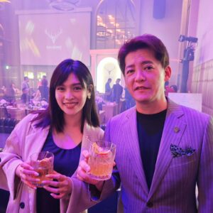 Yu-Tung Hsia Instagram - 謝謝大摩雙擘築光藝境的邀請，今天跟好朋友協志一起去玩，也碰到好久不見的朋友們還有我的威士忌課程的老師們～

自從考完EWA愛丁堡蘇格蘭威士忌的認證後，現在對於每支酒款的誕生和故事背景，都很有興趣，也對這活動非常期待。

我真的很佩服大摩，到底該多有遠見，能讓大摩有著《老酒銀行》的稱譽，過去經歷戰爭、禁酒令等當時世代的各種危機動盪，能這樣挺過、保存，到現在我們品茗各系列的每一滴每一口，都不簡單且好珍貴。

這次有機會見到大摩首席傳奇釀酒師Richard Paterson實在難得，見他不只在舞台上分享自己的家族經歷、賞析這180年的大摩，也把我們每一位看作是來他家玩的賓客、好友，超級親切！

我一直很喜歡大摩的亞歷山大三世，但這次我被大摩15年單一麥芽蘇格蘭威士忌圈粉了，這次活動設計的甜點跟15年的搭配真的太無敵。
常聽女生朋友說威士忌太烈，更聽過女生說威士忌是for男士朋友們喝的……。不要這樣劃線啦～
我自己認真覺得大摩15年女生們會愛耶！

這款放在三種不同的雪梨桶中熟成，層次分明、風格獨特，尾韻有柑橘、巧克力，最後在我嘴巴裡的是荳蔻及香草的香氣，真的香且讓人陶醉。

這次的大摩雙擘築光藝境活動，聽說反應超好場場都要滿了，只能跟大家說把握機會～去感受認識一下大摩，而且錯過這次，之後應該很難再有機會見到大摩首席傳奇釀酒師Richard Paterson！
就算親跑一次蘇格蘭，也不見得能見到😗 

#未成年請勿飲酒
#喝酒絕對不開車
#大摩雙擘築光藝境
@thedalmoretaiwan
