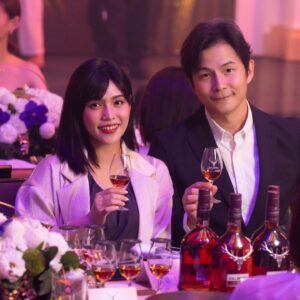 Yu-Tung Hsia Instagram - 謝謝大摩雙擘築光藝境的邀請，今天跟好朋友協志一起去玩，也碰到好久不見的朋友們還有我的威士忌課程的老師們～

自從考完EWA愛丁堡蘇格蘭威士忌的認證後，現在對於每支酒款的誕生和故事背景，都很有興趣，也對這活動非常期待。

我真的很佩服大摩，到底該多有遠見，能讓大摩有著《老酒銀行》的稱譽，過去經歷戰爭、禁酒令等當時世代的各種危機動盪，能這樣挺過、保存，到現在我們品茗各系列的每一滴每一口，都不簡單且好珍貴。

這次有機會見到大摩首席傳奇釀酒師Richard Paterson實在難得，見他不只在舞台上分享自己的家族經歷、賞析這180年的大摩，也把我們每一位看作是來他家玩的賓客、好友，超級親切！

我一直很喜歡大摩的亞歷山大三世，但這次我被大摩15年單一麥芽蘇格蘭威士忌圈粉了，這次活動設計的甜點跟15年的搭配真的太無敵。
常聽女生朋友說威士忌太烈，更聽過女生說威士忌是for男士朋友們喝的……。不要這樣劃線啦～
我自己認真覺得大摩15年女生們會愛耶！

這款放在三種不同的雪梨桶中熟成，層次分明、風格獨特，尾韻有柑橘、巧克力，最後在我嘴巴裡的是荳蔻及香草的香氣，真的香且讓人陶醉。

這次的大摩雙擘築光藝境活動，聽說反應超好場場都要滿了，只能跟大家說把握機會～去感受認識一下大摩，而且錯過這次，之後應該很難再有機會見到大摩首席傳奇釀酒師Richard Paterson！
就算親跑一次蘇格蘭，也不見得能見到😗 

#未成年請勿飲酒
#喝酒絕對不開車
#大摩雙擘築光藝境
@thedalmoretaiwan