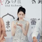 Yu Han Lien Instagram – 之前參加璀璨客庄.匠心品牌記者會
帶回了好多美好的客庄滋味
苦茶油愛好者剛好把家中苦茶油用完
記者會結束
立刻去買了一罐
沒想到品牌還送了另一罐新品苦茶油給我
瞬間變成苦茶油富翁
桔醬和醬油也是料理好幫手
那天帶回超多客庄風味
回家後繼續料理於日常
真開心
大家也可以到以下地方或網站選購喔

客庄8大產業品牌，正於臺北華山未來市（6/21~8/29再次上架）、臺中審計新村（販售至5/31止）、高雄誠品駁二（販售至8/31止）、Pinkoi（販售至8/31止
https://reurl.cc/oRdgNV
及momo（販售至8/31止
https://momo.dm/bUVVbZ

妝髮 / @1989_megan 
服裝/ #iBlues @iblues_official 
耳環包包/ #Polène @polene_paris 
攝影/ 凱華 @kay820one 

然後今天放假
山羌閱覽室依然陪伴著大家喔

EP.138│人生很難，生人也很難《滿花》

🔍Apple Podcast →https://reurl.cc/Aj7x93

🔍SoundOn 免費收聽 → https://reurl.cc/gG29Gb

🔍Spotify →https://reurl.cc/ez3qzj

🔍KKBOX →https://reurl.cc/6vZWbZ