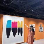 Yu Han Lien Instagram – 第一次走進師大美術館
建築真的太美了
很像之前在京都的美術館看展覽
在走完幾層樓之後
有一個休息的平台
可以去看看風景
讓自己消化一下後
繼續走往不同的樓層看展

這次的拍立得展
有許多大型的拍立得作品
也可以看見不同的藝術家
在拍立得上用自己的方式創作
不只是照片可以捕捉的寫實和即時
許多藝術家運用拍立得
做不同媒材結合
許多作品對我來說更像是一幅畫
有寫意的
有抽象的
有錯置或視覺上表現強烈的

120位藝術家
和300多件拍立得
以及寶麗來公司的歷史介紹
還有各式機型與底片
展出非常豐富

我特別喜歡的幾幅作品
都是構圖讓我彷彿進入不同次元
展開魔幻又寫實的風景
也有幾幅是創作者把剛拍出的拍立得
再放入畫面中
讓空間彷彿進入一層又一層的螺旋

還有一幅作品在月球上拍
月球上放了一張全家合照
作品名稱是月球表面上的家族合影
無論從作品名
或是直觀的觀看眼前的創作
都有不同的切入觀感
當然也有許多無題的作品
卻帶你進入觀者各自內心的世界

拍立得的出現
是來自創辦人蘭德的女兒提問
為何不能拍照後立刻看到照片
於是蘭德開始研製一次成像攝影系統
只因為女兒的一句話而出現的天才相機
真的是一個充滿愛的發明

走過了20世紀末的風景
拍立得
正慢慢的再次重新回到我們的生活
看展的當天
還看到有人帶上自己的拍立得
走進展場
與這些作品
一期一會的
再次相遇
再次即時顯影

展名：一拍即影：拍立得國際名家攝影大展
活動期間：即日起至2024/6/7(五)
開放時間：每週二至六上午10:00至17:00，週日、週一、國定假日及連續假期休館。
活動地點：師大美術館 (臺北市大安區和平東路一段129號)
票價：250元（全票）；優待票請上網查詢

展覽地點/ @ntnuartmuseum 
洋裝/ @inblooom_official