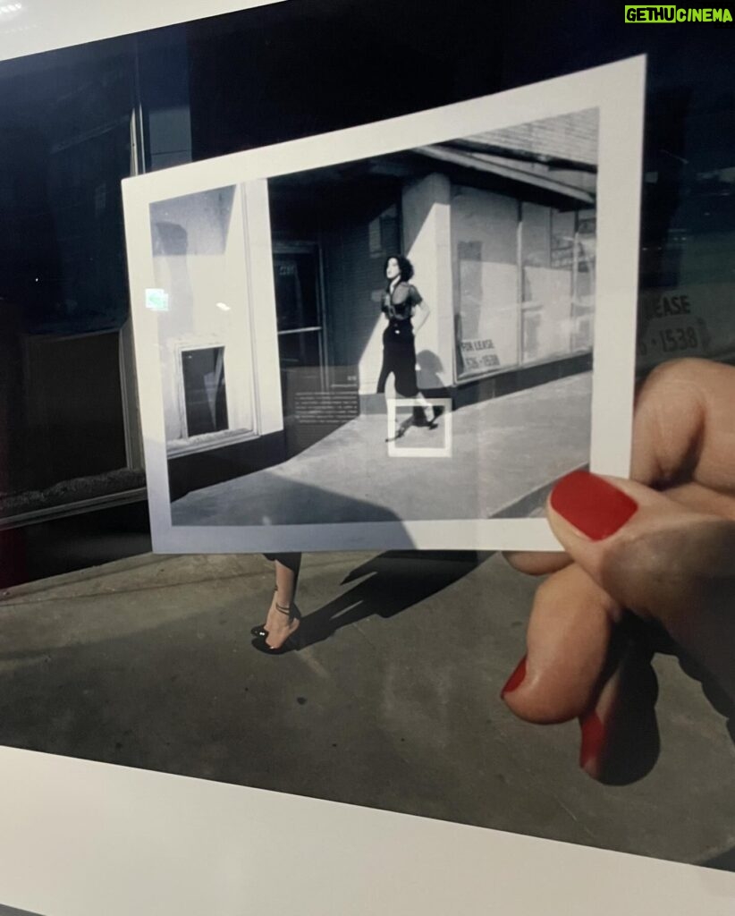 Yu Han Lien Instagram - 第一次走進師大美術館 建築真的太美了 很像之前在京都的美術館看展覽 在走完幾層樓之後 有一個休息的平台 可以去看看風景 讓自己消化一下後 繼續走往不同的樓層看展 這次的拍立得展 有許多大型的拍立得作品 也可以看見不同的藝術家 在拍立得上用自己的方式創作 不只是照片可以捕捉的寫實和即時 許多藝術家運用拍立得 做不同媒材結合 許多作品對我來說更像是一幅畫 有寫意的 有抽象的 有錯置或視覺上表現強烈的 120位藝術家 和300多件拍立得 以及寶麗來公司的歷史介紹 還有各式機型與底片 展出非常豐富 我特別喜歡的幾幅作品 都是構圖讓我彷彿進入不同次元 展開魔幻又寫實的風景 也有幾幅是創作者把剛拍出的拍立得 再放入畫面中 讓空間彷彿進入一層又一層的螺旋 還有一幅作品在月球上拍 月球上放了一張全家合照 作品名稱是月球表面上的家族合影 無論從作品名 或是直觀的觀看眼前的創作 都有不同的切入觀感 當然也有許多無題的作品 卻帶你進入觀者各自內心的世界 拍立得的出現 是來自創辦人蘭德的女兒提問 為何不能拍照後立刻看到照片 於是蘭德開始研製一次成像攝影系統 只因為女兒的一句話而出現的天才相機 真的是一個充滿愛的發明 走過了20世紀末的風景 拍立得 正慢慢的再次重新回到我們的生活 看展的當天 還看到有人帶上自己的拍立得 走進展場 與這些作品 一期一會的 再次相遇 再次即時顯影 展名：一拍即影：拍立得國際名家攝影大展 活動期間：即日起至2024/6/7(五) 開放時間：每週二至六上午10:00至17:00，週日、週一、國定假日及連續假期休館。 活動地點：師大美術館 (臺北市大安區和平東路一段129號) 票價：250元（全票）；優待票請上網查詢 展覽地點/ @ntnuartmuseum 洋裝/ @inblooom_official
