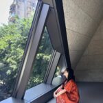 Yu Han Lien Instagram – 第一次走進師大美術館
建築真的太美了
很像之前在京都的美術館看展覽
在走完幾層樓之後
有一個休息的平台
可以去看看風景
讓自己消化一下後
繼續走往不同的樓層看展

這次的拍立得展
有許多大型的拍立得作品
也可以看見不同的藝術家
在拍立得上用自己的方式創作
不只是照片可以捕捉的寫實和即時
許多藝術家運用拍立得
做不同媒材結合
許多作品對我來說更像是一幅畫
有寫意的
有抽象的
有錯置或視覺上表現強烈的

120位藝術家
和300多件拍立得
以及寶麗來公司的歷史介紹
還有各式機型與底片
展出非常豐富

我特別喜歡的幾幅作品
都是構圖讓我彷彿進入不同次元
展開魔幻又寫實的風景
也有幾幅是創作者把剛拍出的拍立得
再放入畫面中
讓空間彷彿進入一層又一層的螺旋

還有一幅作品在月球上拍
月球上放了一張全家合照
作品名稱是月球表面上的家族合影
無論從作品名
或是直觀的觀看眼前的創作
都有不同的切入觀感
當然也有許多無題的作品
卻帶你進入觀者各自內心的世界

拍立得的出現
是來自創辦人蘭德的女兒提問
為何不能拍照後立刻看到照片
於是蘭德開始研製一次成像攝影系統
只因為女兒的一句話而出現的天才相機
真的是一個充滿愛的發明

走過了20世紀末的風景
拍立得
正慢慢的再次重新回到我們的生活
看展的當天
還看到有人帶上自己的拍立得
走進展場
與這些作品
一期一會的
再次相遇
再次即時顯影

展名：一拍即影：拍立得國際名家攝影大展
活動期間：即日起至2024/6/7(五)
開放時間：每週二至六上午10:00至17:00，週日、週一、國定假日及連續假期休館。
活動地點：師大美術館 (臺北市大安區和平東路一段129號)
票價：250元（全票）；優待票請上網查詢

展覽地點/ @ntnuartmuseum 
洋裝/ @inblooom_official