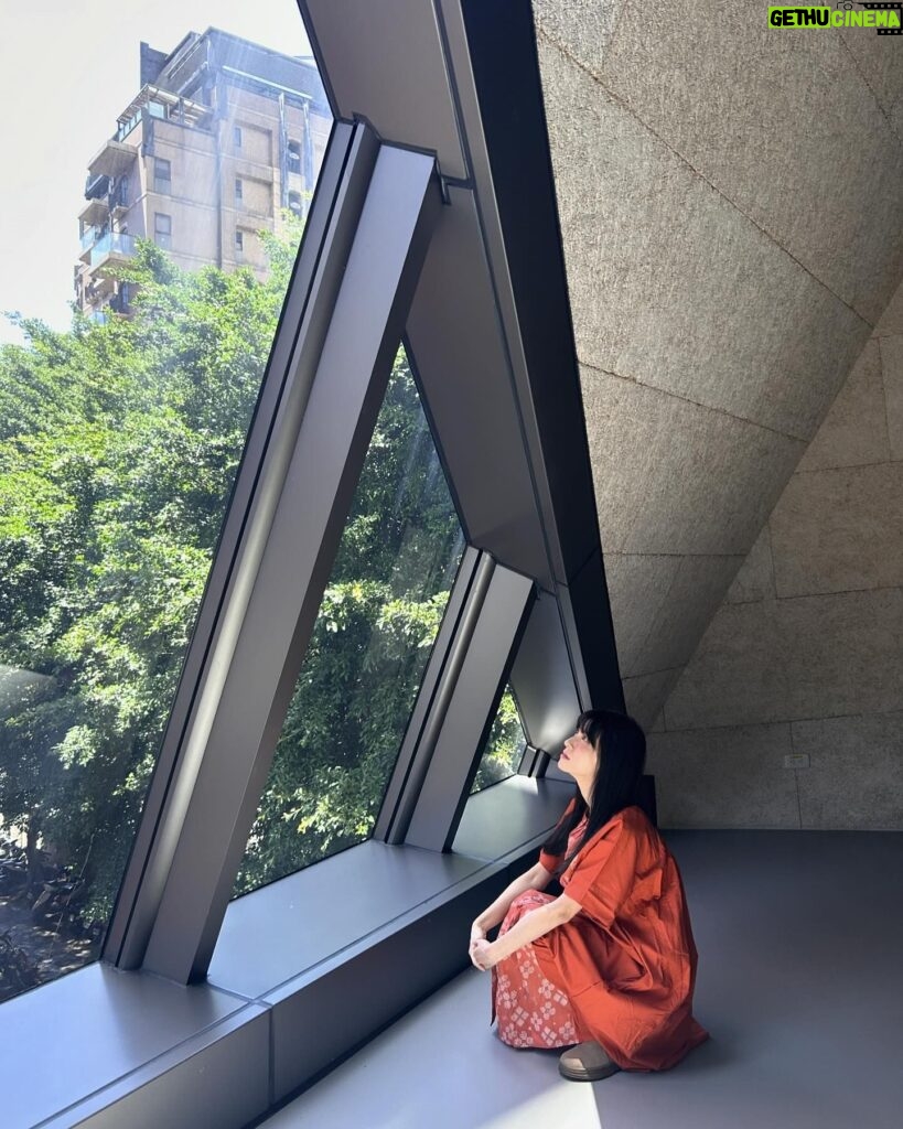 Yu Han Lien Instagram - 第一次走進師大美術館 建築真的太美了 很像之前在京都的美術館看展覽 在走完幾層樓之後 有一個休息的平台 可以去看看風景 讓自己消化一下後 繼續走往不同的樓層看展 這次的拍立得展 有許多大型的拍立得作品 也可以看見不同的藝術家 在拍立得上用自己的方式創作 不只是照片可以捕捉的寫實和即時 許多藝術家運用拍立得 做不同媒材結合 許多作品對我來說更像是一幅畫 有寫意的 有抽象的 有錯置或視覺上表現強烈的 120位藝術家 和300多件拍立得 以及寶麗來公司的歷史介紹 還有各式機型與底片 展出非常豐富 我特別喜歡的幾幅作品 都是構圖讓我彷彿進入不同次元 展開魔幻又寫實的風景 也有幾幅是創作者把剛拍出的拍立得 再放入畫面中 讓空間彷彿進入一層又一層的螺旋 還有一幅作品在月球上拍 月球上放了一張全家合照 作品名稱是月球表面上的家族合影 無論從作品名 或是直觀的觀看眼前的創作 都有不同的切入觀感 當然也有許多無題的作品 卻帶你進入觀者各自內心的世界 拍立得的出現 是來自創辦人蘭德的女兒提問 為何不能拍照後立刻看到照片 於是蘭德開始研製一次成像攝影系統 只因為女兒的一句話而出現的天才相機 真的是一個充滿愛的發明 走過了20世紀末的風景 拍立得 正慢慢的再次重新回到我們的生活 看展的當天 還看到有人帶上自己的拍立得 走進展場 與這些作品 一期一會的 再次相遇 再次即時顯影 展名：一拍即影：拍立得國際名家攝影大展 活動期間：即日起至2024/6/7(五) 開放時間：每週二至六上午10:00至17:00，週日、週一、國定假日及連續假期休館。 活動地點：師大美術館 (臺北市大安區和平東路一段129號) 票價：250元（全票）；優待票請上網查詢 展覽地點/ @ntnuartmuseum 洋裝/ @inblooom_official