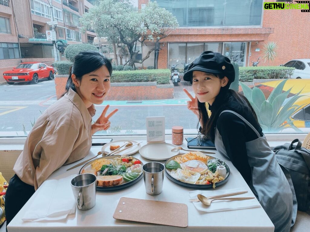 Yu Han Lien Instagram - 跟學姊約豐富的早餐 看喜歡的書 保持內心平靜 生活就這樣 美好前進 不強求什麼的 過好自己生活