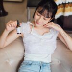Yu Liang Instagram - 跟時間賽跑！預備備開始！ https://jsshop.tw/長紋路前就用它 時光飛逝 越來越在意老化問題 想要維持彈潤的肌膚 做了好多功課 @Jealousness 婕洛妮絲的 #ABC紫精華 有A醇/維他命B5/維他命C 是很好的緩老/保濕/美白成分 而且質地清爽不黏膩 可以天天擦 來體會水潤澎彈的感覺（摸） #婕洛妮絲 #Jealousness