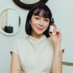 Yu Liang Instagram - #皮秒精華 https://jsshop.tw/粗糙顆粒都不是我的對手 上次錄影空檔分享的就是 @jealousness_taiwan 皮秒精華 號稱 #瑕疵橡皮擦 這款 #液態皮秒煥膚精華 主打煥膚 其中的黃金三重酸是最大功臣 肌膚越摸越平滑 沒有脫皮修復期 所以一定要推薦給你們！ #Jealousness婕洛妮絲 #婕洛妮絲 #Jealousness