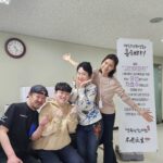 Yu Seon Instagram - 사실..제가 요즘.. 좀 힘든 일정을 강행하고 있어요!! 너무 좋은 작품이 비슷한 시기에 찾아 와서.. 연극과 영화를 똑같은 일정에 해 내야 되다 보니..ㅠㅠ 양 쪽을 오 가며.. 쉬는 날 없이 강행 중인데.. 다행히 공연이 올라가고 나니.. 조금 숨 쉴 여유가 생기네요!😅 근데.. 오늘 가까운 한의사님께서 영화 현장에 직접.. 쌍화탕과 공진단을 선물로 챙겨 주고 가셨어요!! 너무 너무 큰 힘이 됐네요♡♡ 감사합니다 😭 스탭분들도 너무 좋아하셔서.. 저도 힘이 불끈..💪💪 끝까지.. 잘 마무리 하겠습니다!! 영화 [고인아파트] 도 기대해주세요!!!♡♡♡ #경옥당한의원 최고👍👍 감사합니다 🩷❤️ ♡김가영배우와 한의사님들과 함께~♡ ❣️레브레터💌 도 끝까지 열심히 공연할께요. 극장에서 만나요!!##