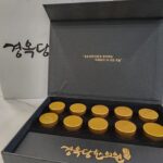 Yu Seon Instagram - 사실..제가 요즘.. 좀 힘든 일정을 강행하고 있어요!! 너무 좋은 작품이 비슷한 시기에 찾아 와서.. 연극과 영화를 똑같은 일정에 해 내야 되다 보니..ㅠㅠ 양 쪽을 오 가며.. 쉬는 날 없이 강행 중인데.. 다행히 공연이 올라가고 나니.. 조금 숨 쉴 여유가 생기네요!😅 근데.. 오늘 가까운 한의사님께서 영화 현장에 직접.. 쌍화탕과 공진단을 선물로 챙겨 주고 가셨어요!! 너무 너무 큰 힘이 됐네요♡♡ 감사합니다 😭 스탭분들도 너무 좋아하셔서.. 저도 힘이 불끈..💪💪 끝까지.. 잘 마무리 하겠습니다!! 영화 [고인아파트] 도 기대해주세요!!!♡♡♡ #경옥당한의원 최고👍👍 감사합니다 🩷❤️ ♡김가영배우와 한의사님들과 함께~♡ ❣️레브레터💌 도 끝까지 열심히 공연할께요. 극장에서 만나요!!##
